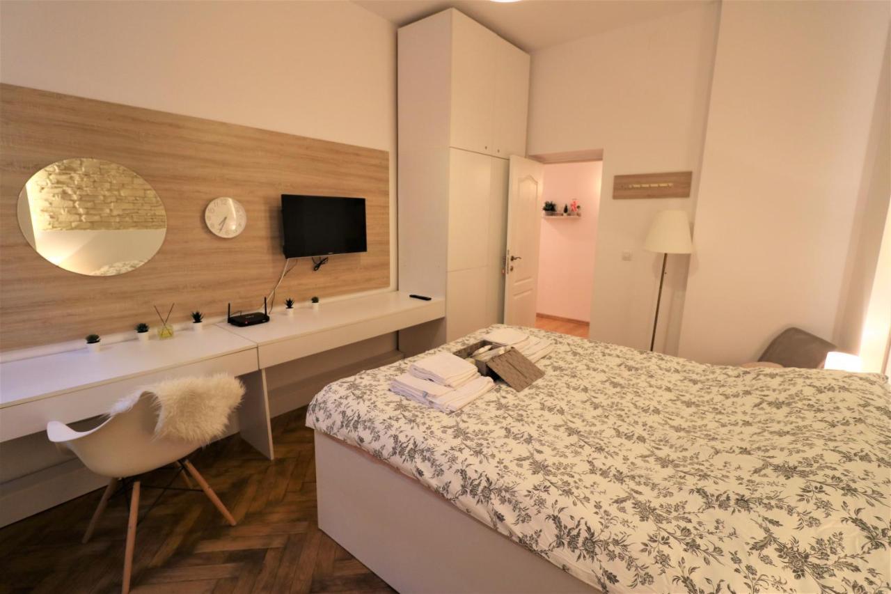 Cozy Old Town Apartment - Free Minibar Бухарест Екстер'єр фото